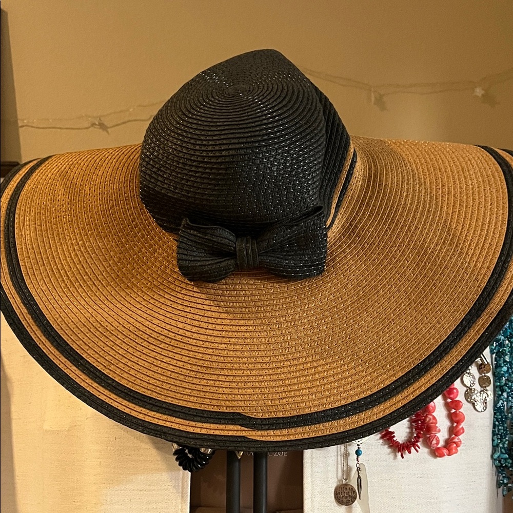 Two-Tone Wide Brim Sun Hat with Black Crown and Bow